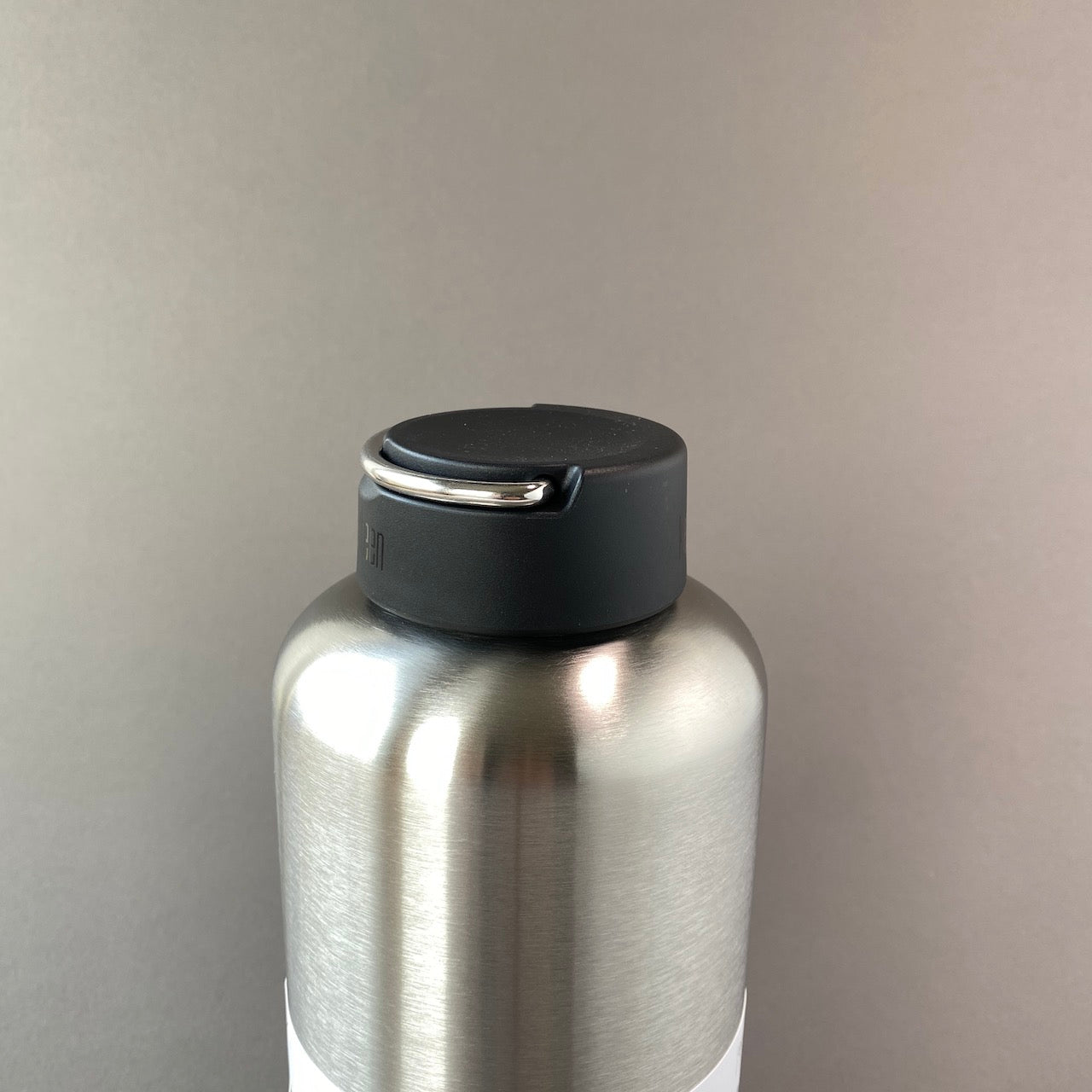 Detail photo of stainless steel 1900ml water bottle showing lid detail